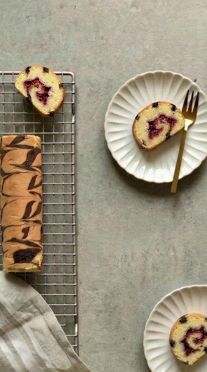 Horse Shoe Cake Roll With Strawberry