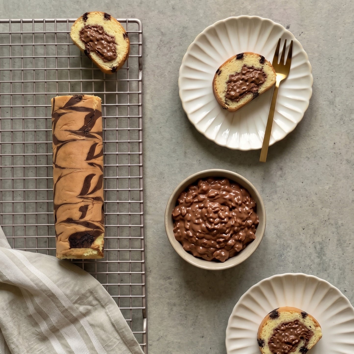 Horse Shoe Cake Roll with Crunchy Chocolate